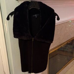 GAP Women's Elegant Black Vest with Faux Fur Collar
